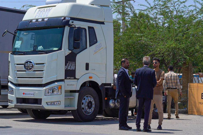 رانندگان بندرعباسی رانندگی با محصولات تجاری گروه بهمن را تجربه میکنند